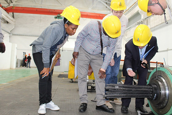 坦桑尼亞新瓦米大橋客戶近距離觀察錨具靜載錨固試驗安裝后細節